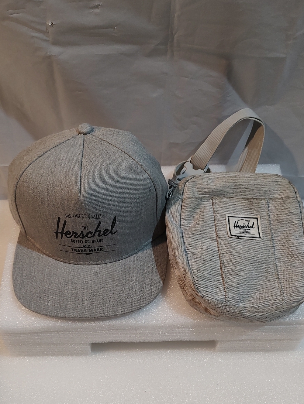 Herschel Supply Company Light Gray Men’s Cap and Crossbody Bag Set